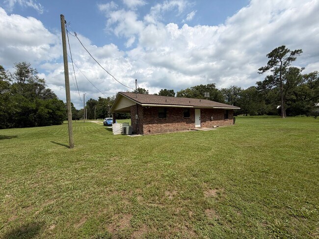 Building Photo - Newly renovated, new painted on large lot - mowing included in rent!