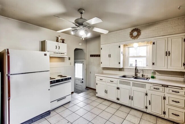 Building Photo - 2 Bedroom Full of Character