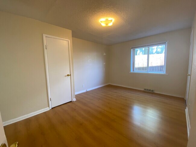 Bedroom with 3 closets - 2406 Clay St