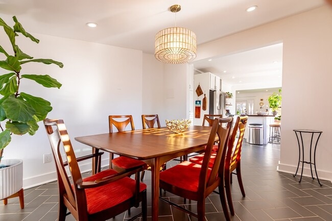 Building Photo - 310 S 7th St