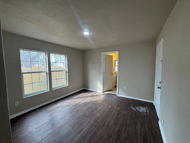 Building Photo - 3 Bed / 2 Bath Home in South San Antonio – Easy Access to I-10 & I-37