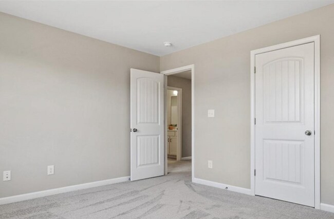 Building Photo - Modern End-Unit Townhome with Main-Level Primary Suite & Loft in Strawberry Creek