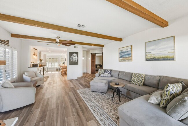 Building Photo - 289 Vista Royale Cir W