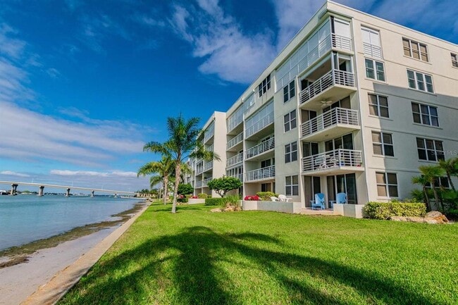 Building Photo - 6085 Bahia Del Mar Cir N