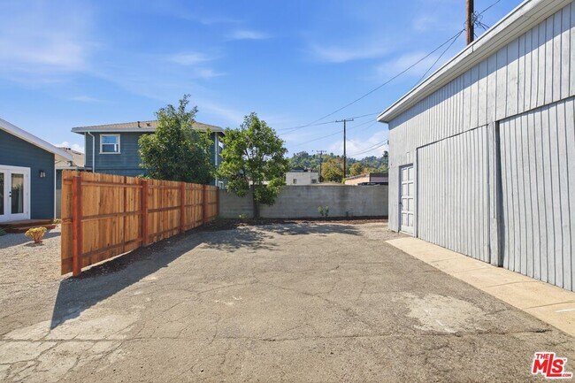 Building Photo - 137 E Ave 43