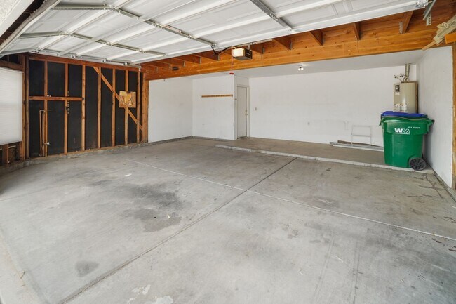 Building Photo - Southwest Area -3 bedroom, 2 bath Home wit...