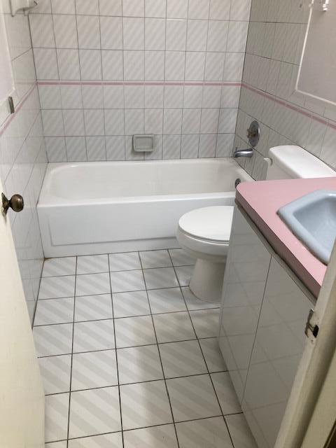 Building Photo - 2820 Tennis Club Dr