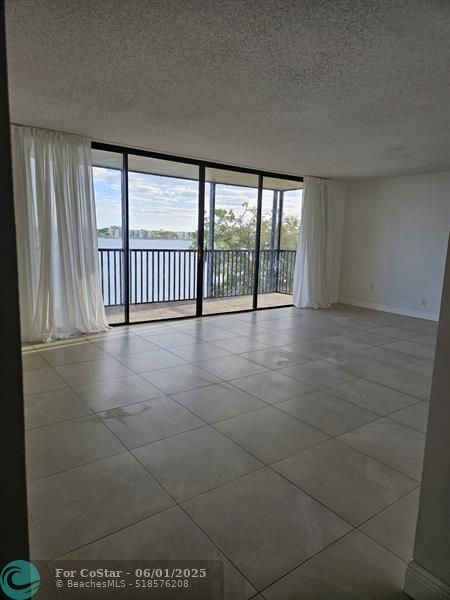 Building Photo - 105 Lake Emerald Dr
