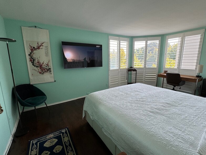 Master bedroom with king size bed and desk - 8530 Holloway Dr