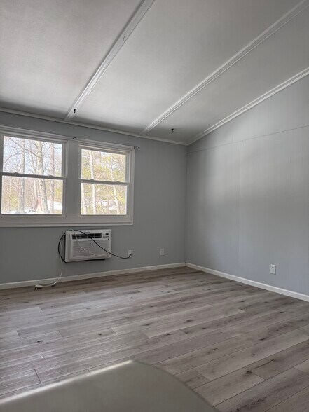Cozy living room with vaulted ceiling - 4152 Satuit Ln