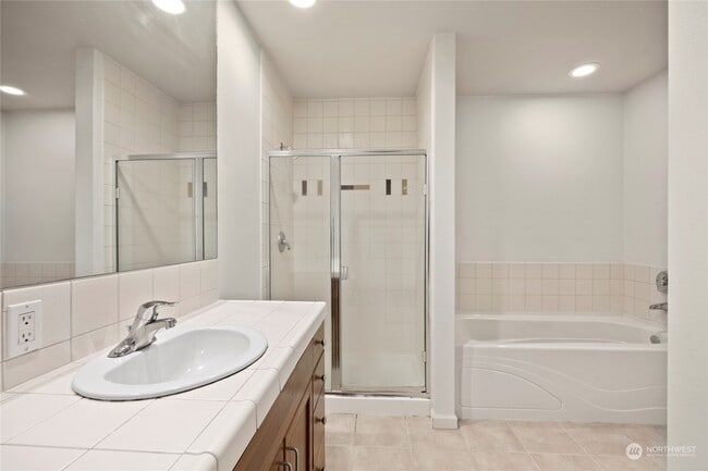 Bath 1 sink / shower - 11004 NE 11th St