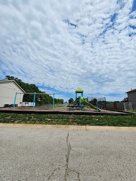 Building Photo - 341 N 5th Ter