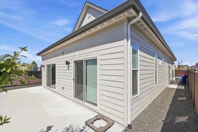 Building Photo - Heart of Eagle 3 Bed 2.5 Bath