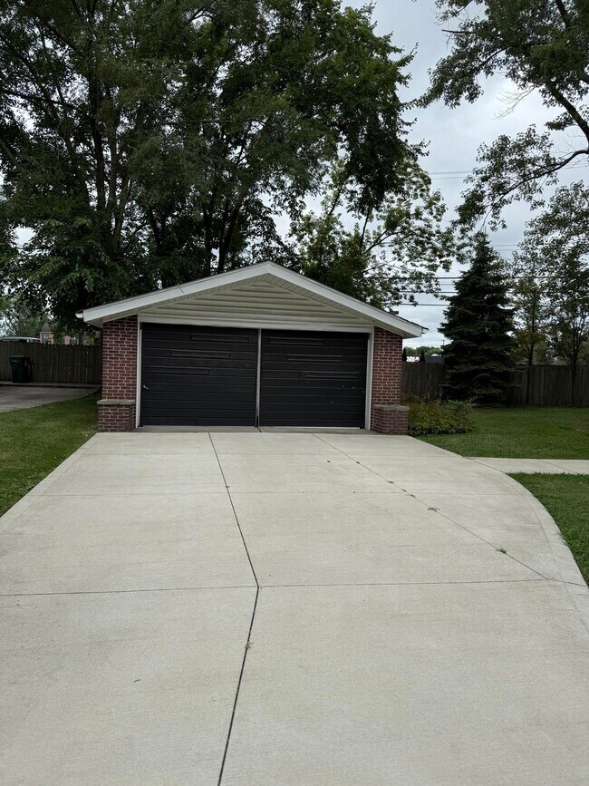 Building Photo - 1625 W Farnum Ave