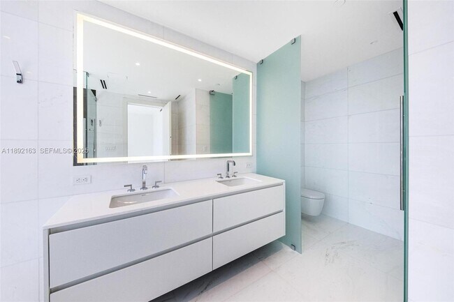 Building Photo - 300 Biscayne Blvd Way