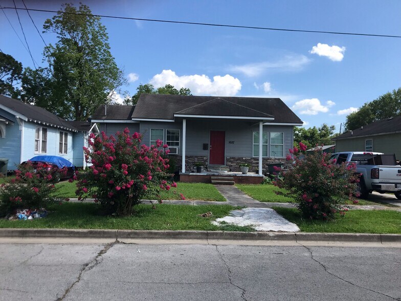 Front 1 - 1687 Cartwright St