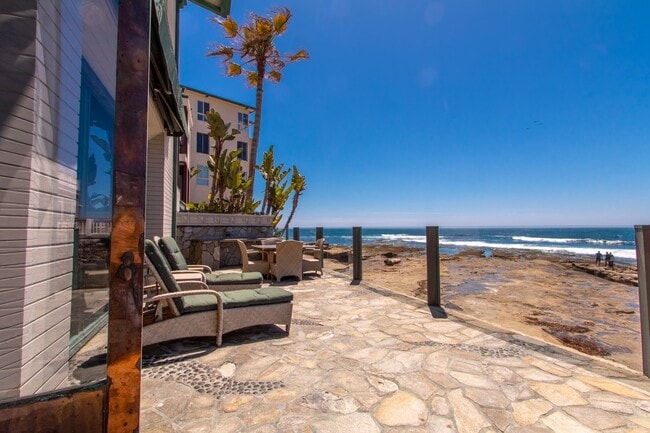 Building Photo - Extraordinary 5-Bed / 5-Bath Oceanfront Pr...