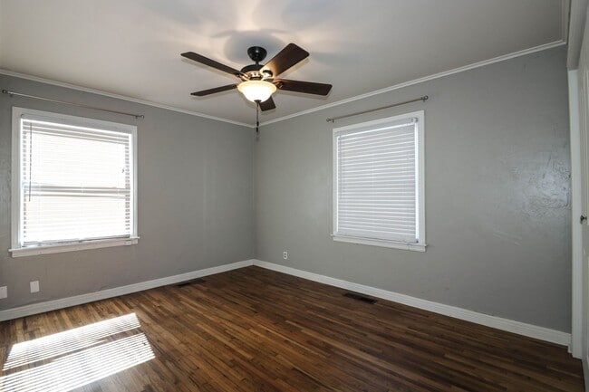 Building Photo - Cozy Bungalow in Brookside area, close to shopping for grocery, coffee shops, restaurants and muc...