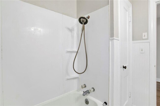Building Photo - 312 Pineview Ln W