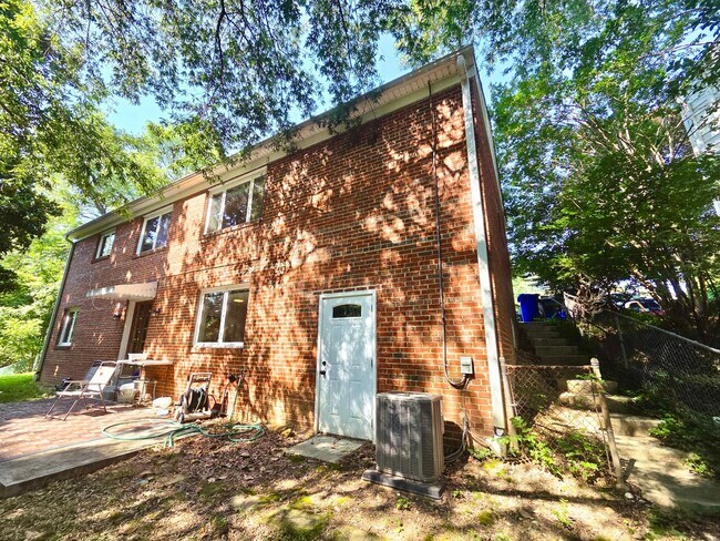 Building Photo - Lovely 4 BR/2 BA Single-Family Home in Sil...