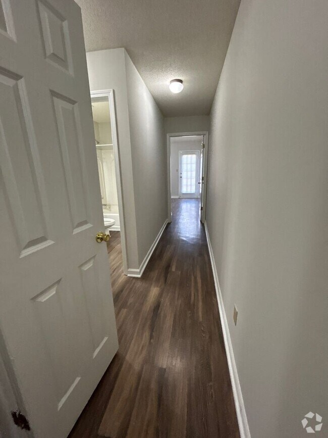 Building Photo - Cozy 3 bedroom/2 Bath townhome with vaulte...