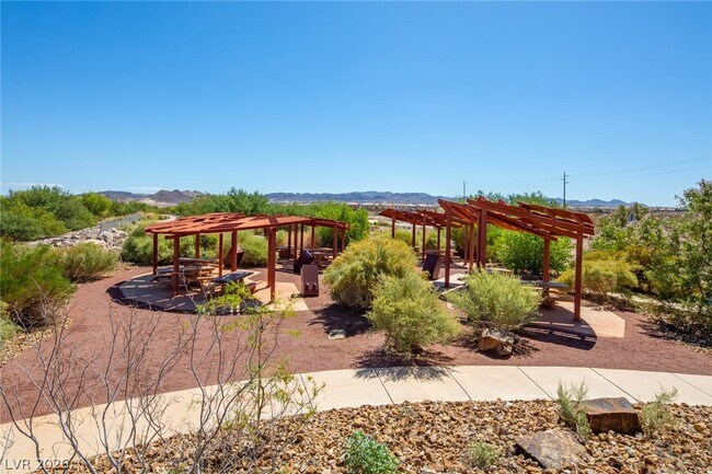 Building Photo - 1068 Crescent Falls St