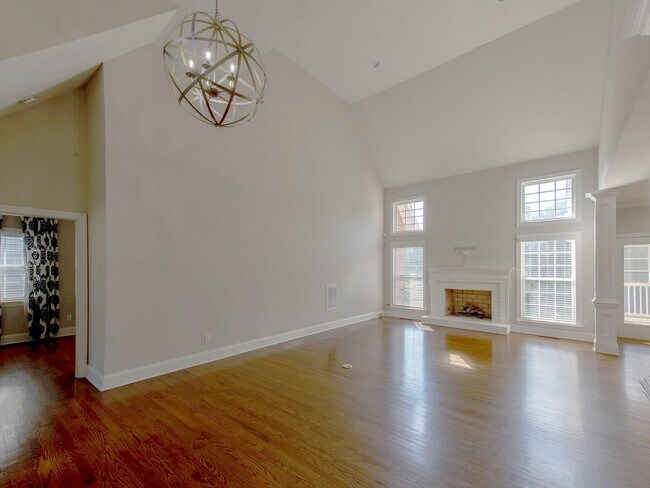 Building Photo - Move in ready Cotswold dream home.