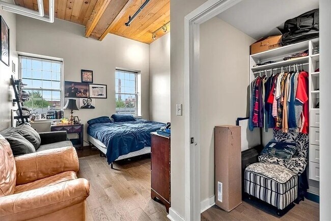 Building Photo - 130 John St