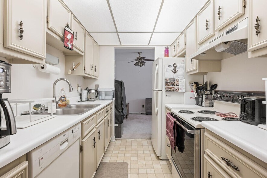 Building Photo - 937 W Heritage Ct