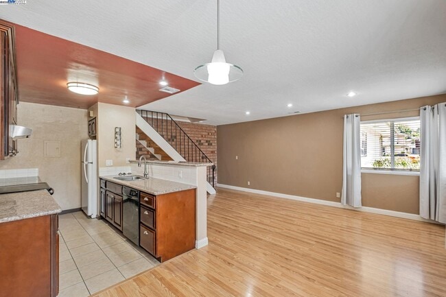 Building Photo - 2141 Swan Ct