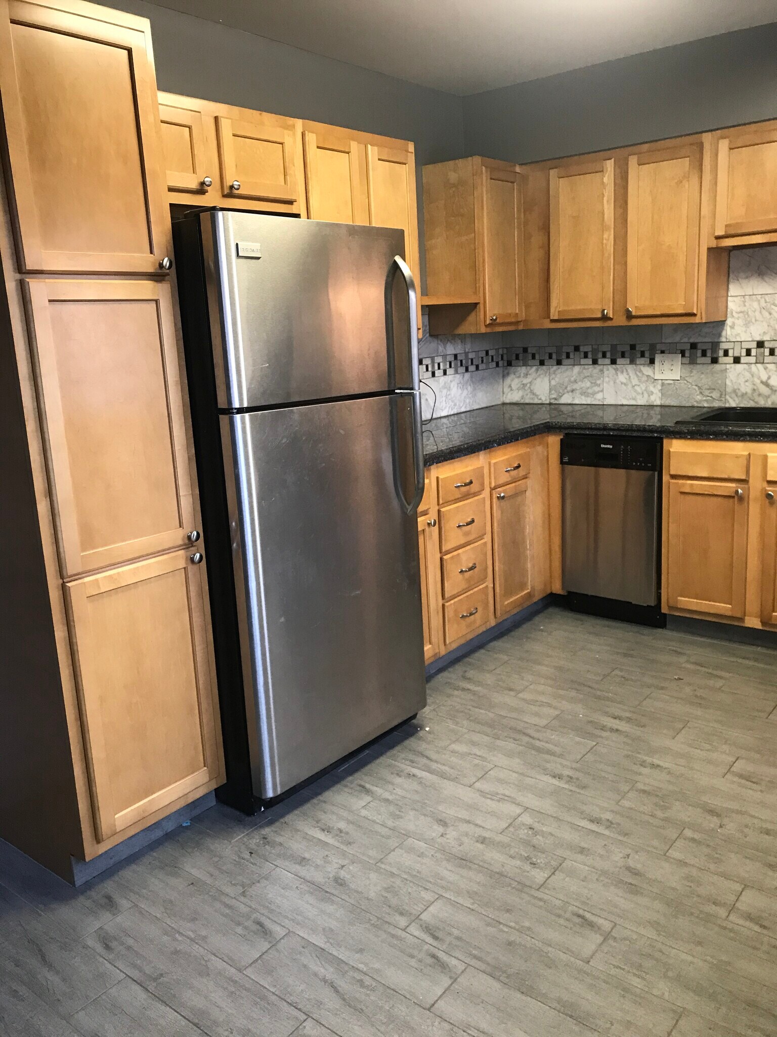 Updated kitchen with granite counters - 1334 Marshall St