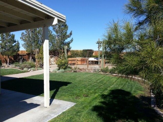 Building Photo - spacious 3 bedroom 2 bath home with beautiful yard, jacuzzi,  indoor laundry room