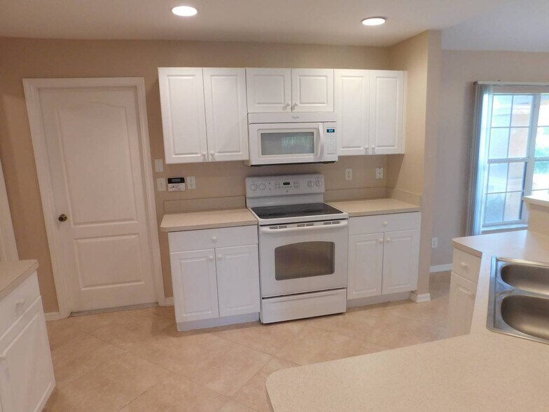 Building Photo - 4124 NE 8th Pl