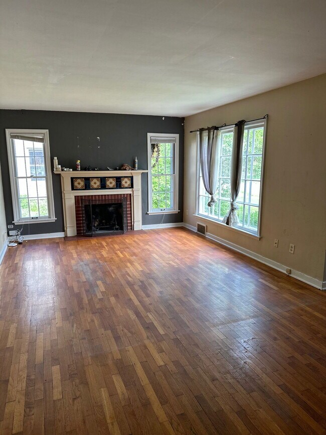 Building Photo - 279 Durand St
