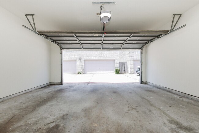 Building Photo - 17441 Red Oak Dr