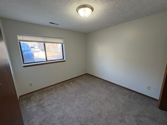 Building Photo - 4 Bedroom Apartment in Central MHK - Near Aggieville!