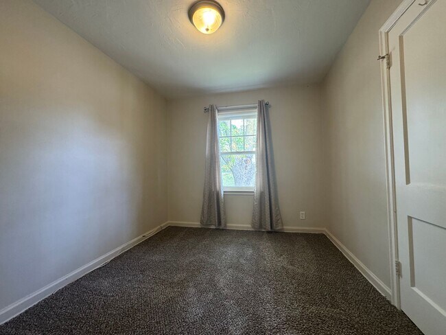 Building Photo - Home For Rent Bellevue.