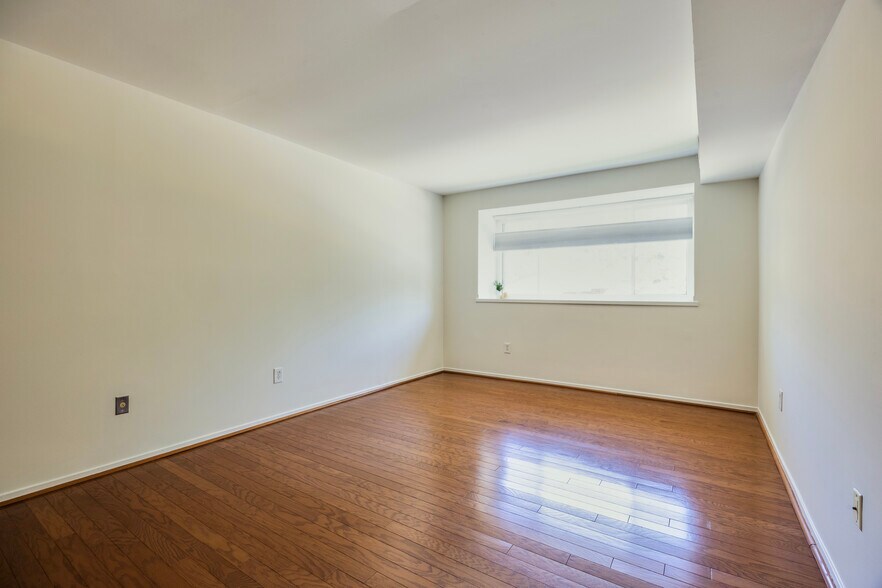 Building Photo - 1643 Parkcrest Cir