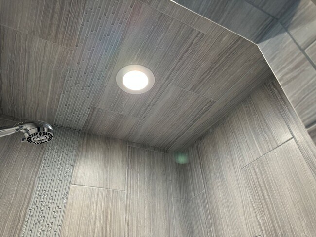 Building Photo - Gated community with community POOL!!!!