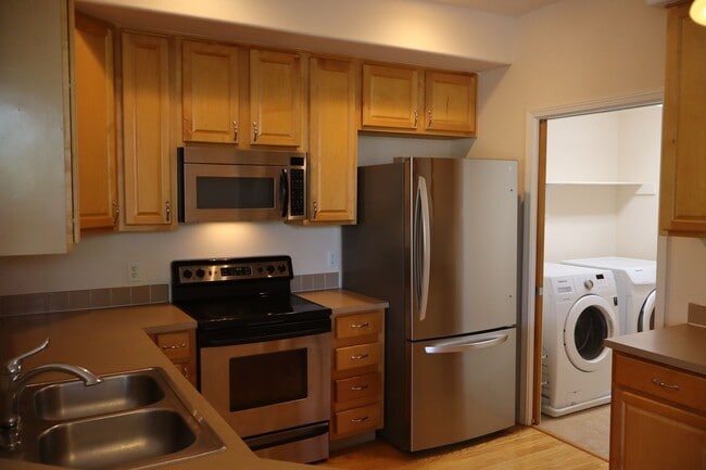 Building Photo - Cozy Two Bedroom Condo