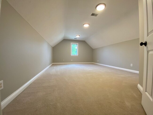 Building Photo - 5665 Stone Lake Dr