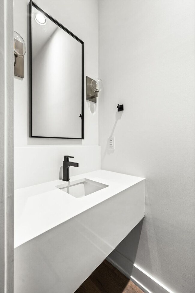 Building Photo - Stunning 3BE/3.5BA brownstone in the heart of historic Germantown!