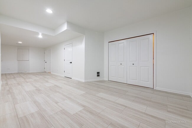 Building Photo - 901 S Racine Ave