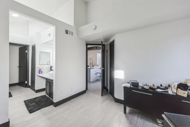 Building Photo - Beautiful Remodeled 2 Bedroom/2 Bathroom Condo is DTC!