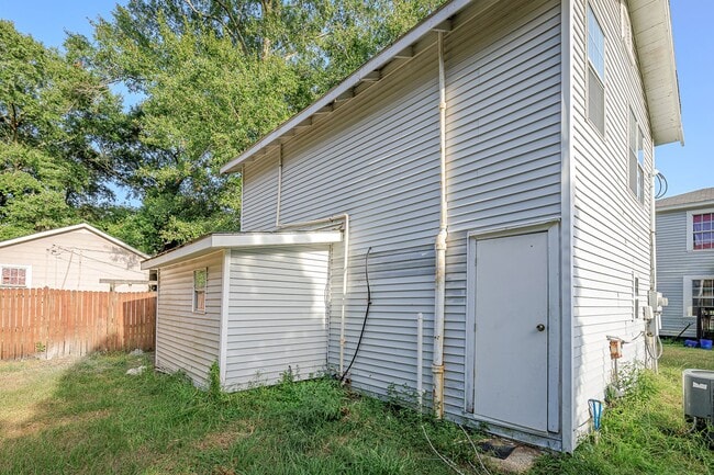 Building Photo - 905 Sarrazin Ave