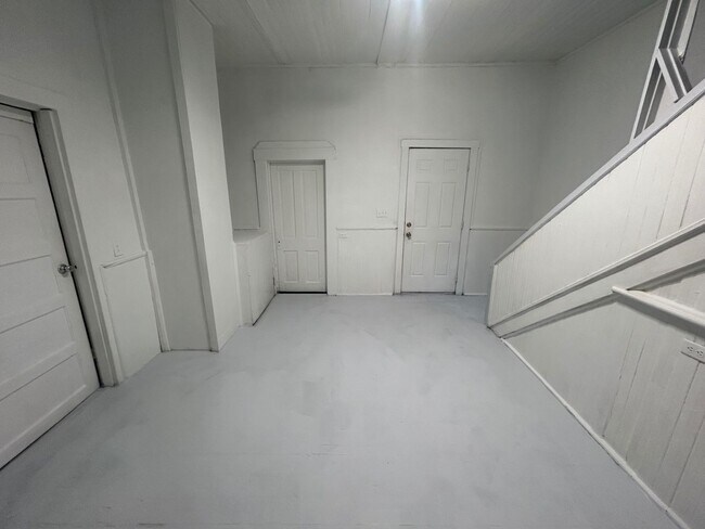 Building Photo - 110 Huger St