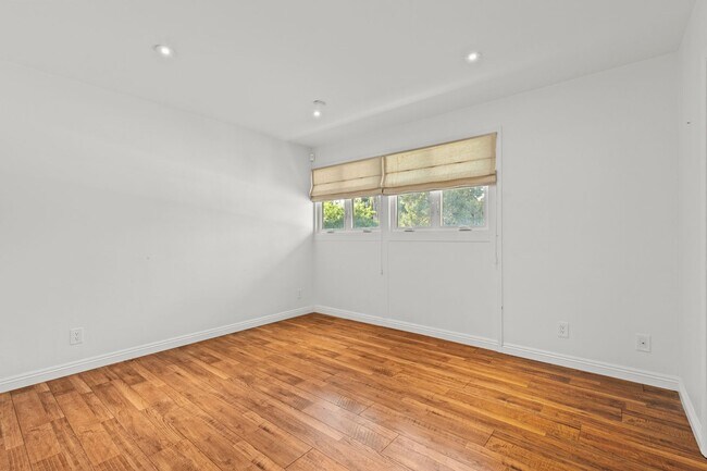 Building Photo - UPGRADED SOUTH OF THE BOULEVARD HOME WITH HUGE BACKYARD!