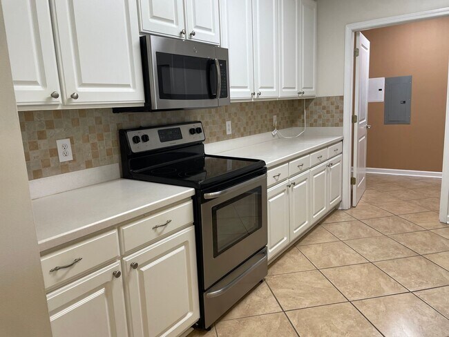 Building Photo - 235 Woodlands Way