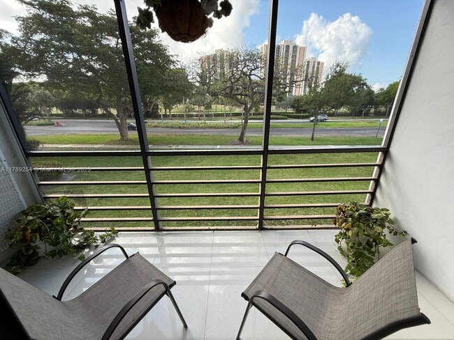 Primary Photo - 20500 W Country Club Dr