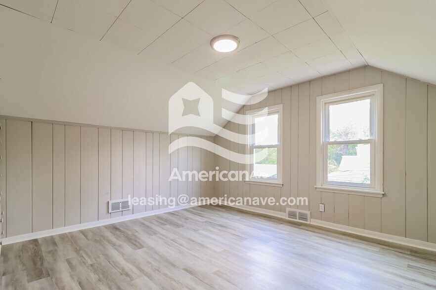 Building Photo - 5065 Lafontaine St